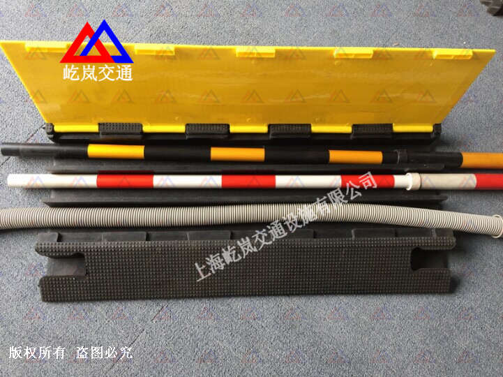 三孔线槽板(XC-C3)